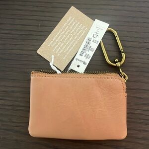🆕 Madewell The Leather Carabiner Mini Pouch in Warm Hickory